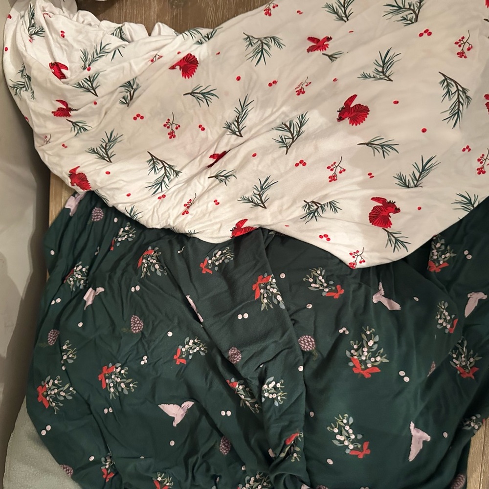 Kyte baby holiday 1 Christmas crib sheets (both green & white)